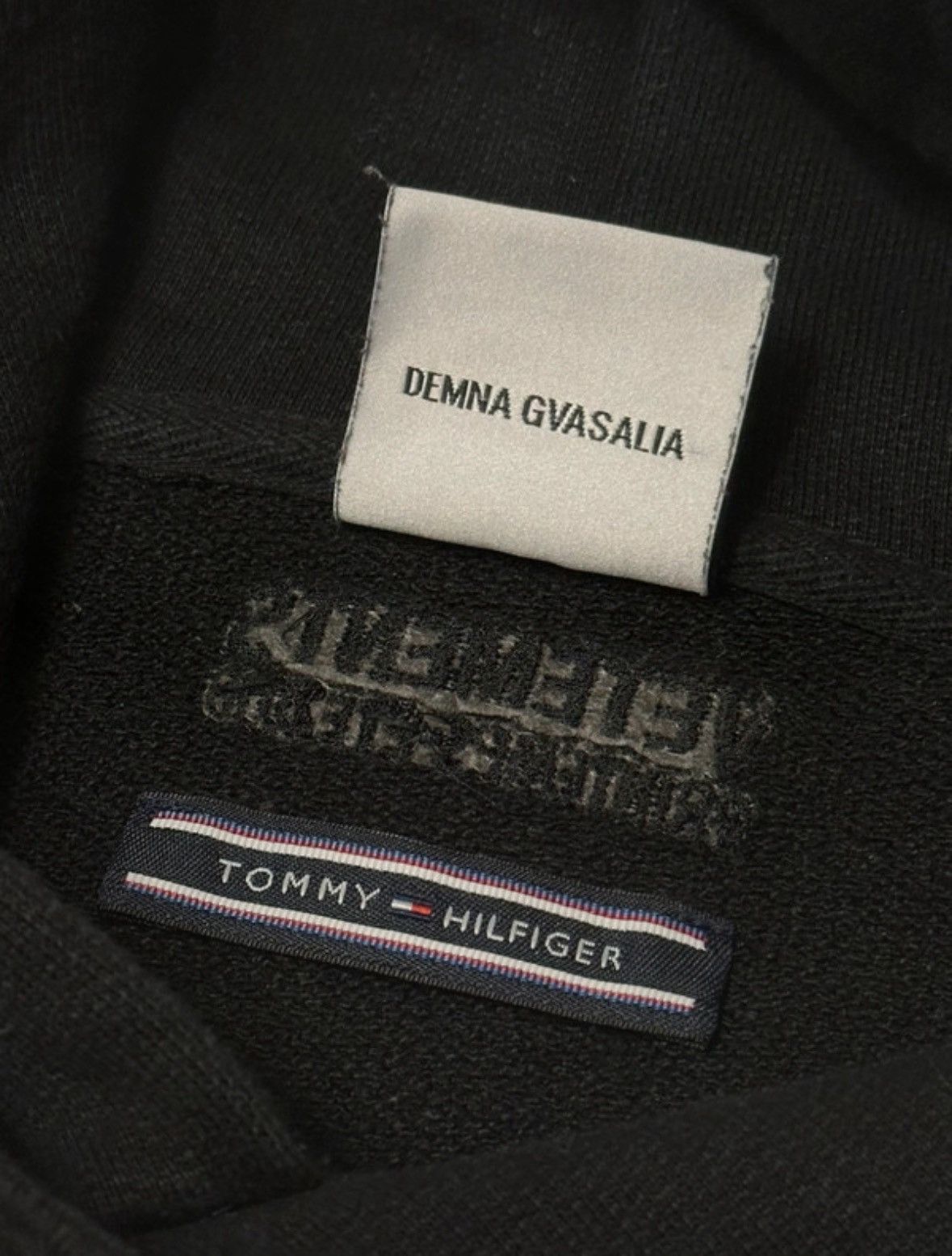 Tommy Hilfiger × Vetements Vetements x Tommy Hilfiger Double Sleeve Hoodie Black Size S Size US S / EU 44-46 / 1 - 8 Thumbnail