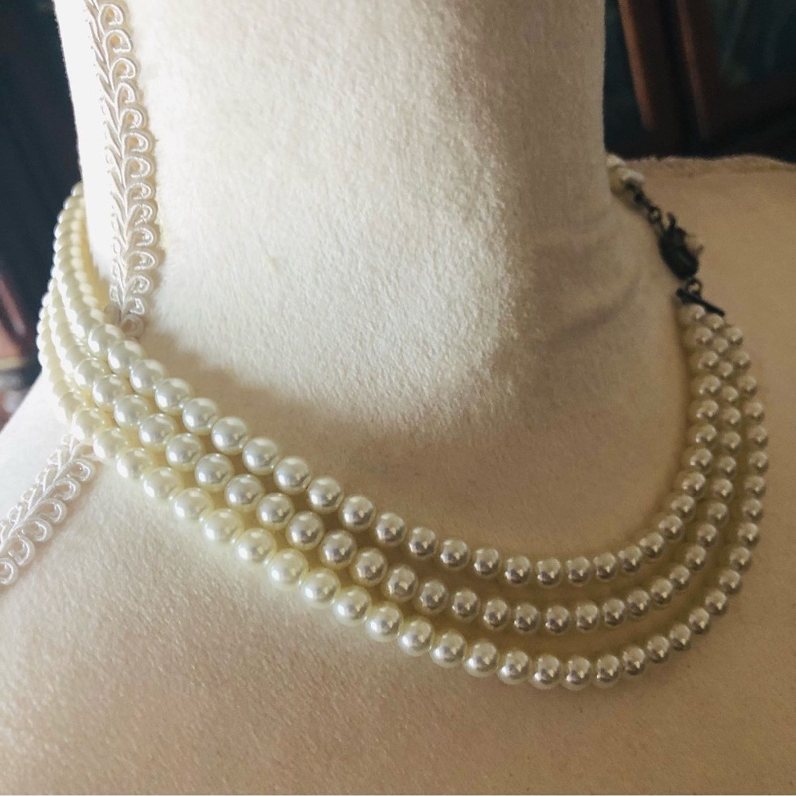 Vintage Vintage Feinberg triple strand white glass pearl necklace Size ONE SIZE - 3 Thumbnail