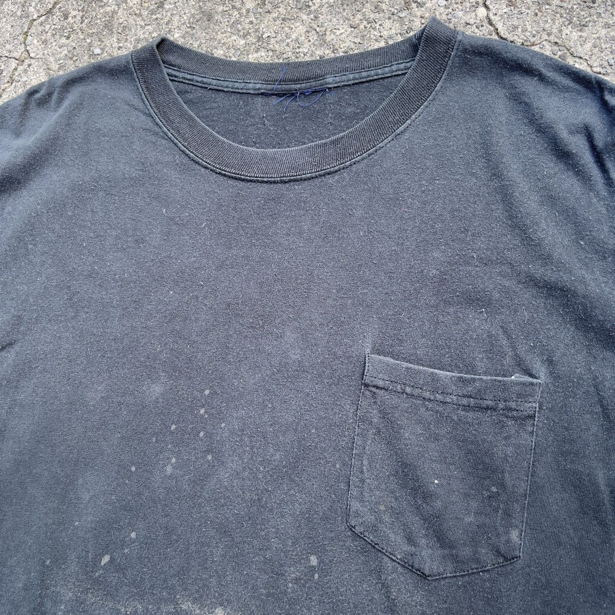 Vintage Vintage 90s Thrashed Black Blank Pocket T Shirt Size US XXL / EU 58 / 5 - 2 Thumbnail