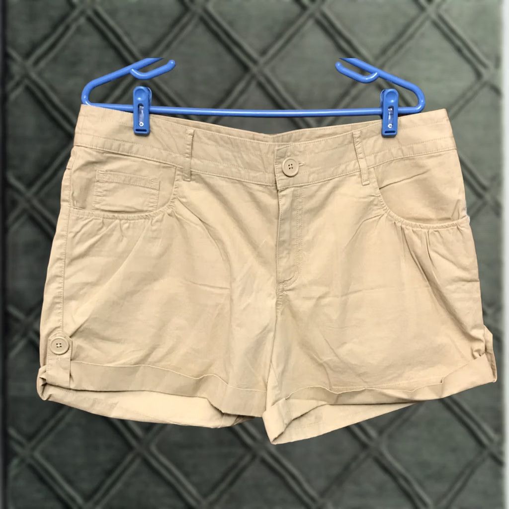 Old Navy Old Navy Beige 5" Cuffed Everyday Shorts Sz 12 Classic Preppy 1093 Size 34" / US 12 / IT 48 - 1 Thumbnail