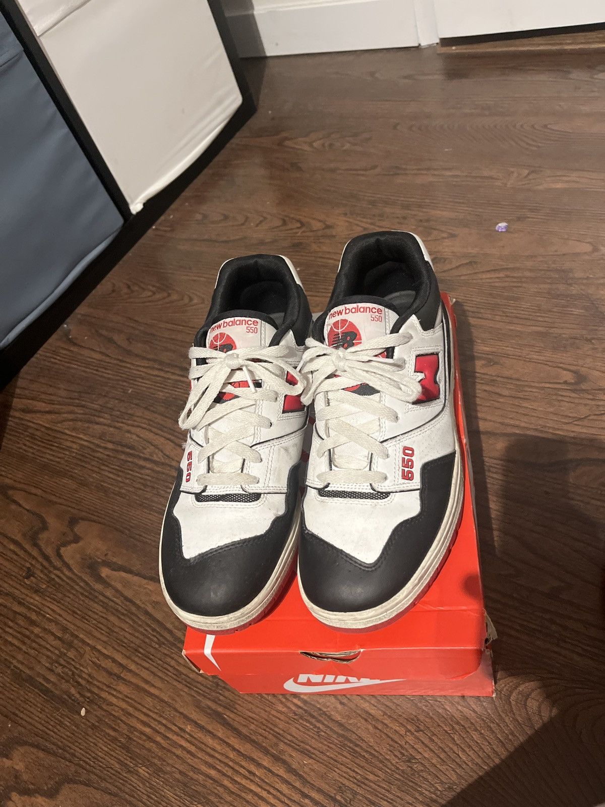 New Balance New Balance 550 Black Red Size US 11 / EU 44 - 1 Thumbnail