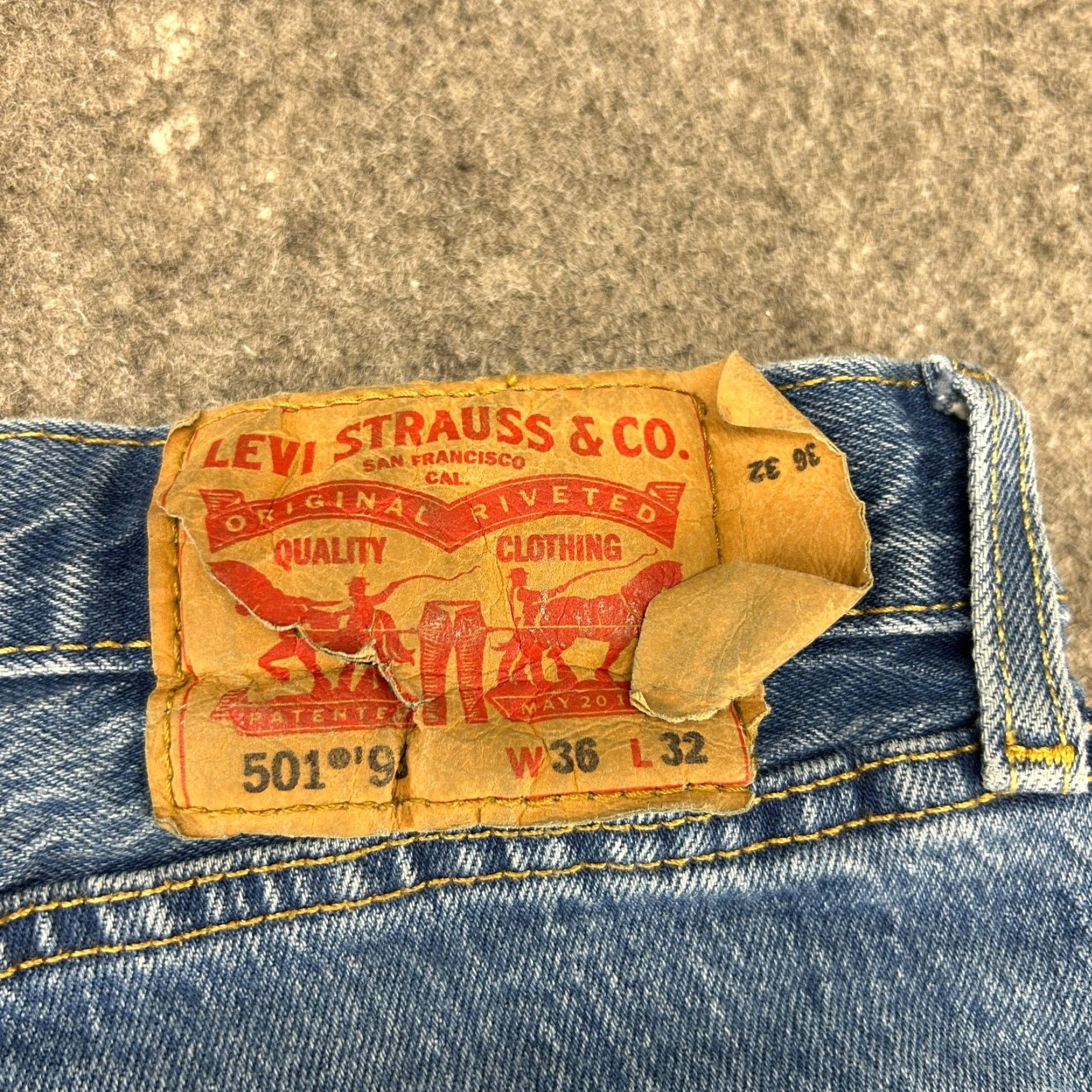 Levi's VINTAGE Levi's 501 Jeans Mens 36x32 Blue Regular Fit Distressed Straight Jeans Regular Mens Blue Distressed Pockets 500 Series Levi's 501 Size US 36 / EU 52 - 3 Thumbnail