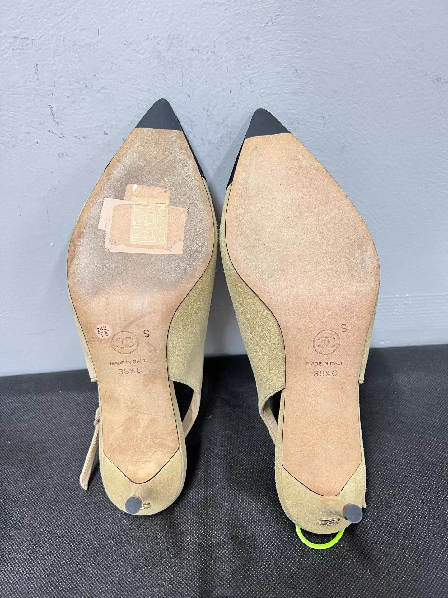 Chanel Chanel CC Logo Cream Black Suede Heels 38.5 Perfect Size US 8 / IT 38 - 7 Thumbnail