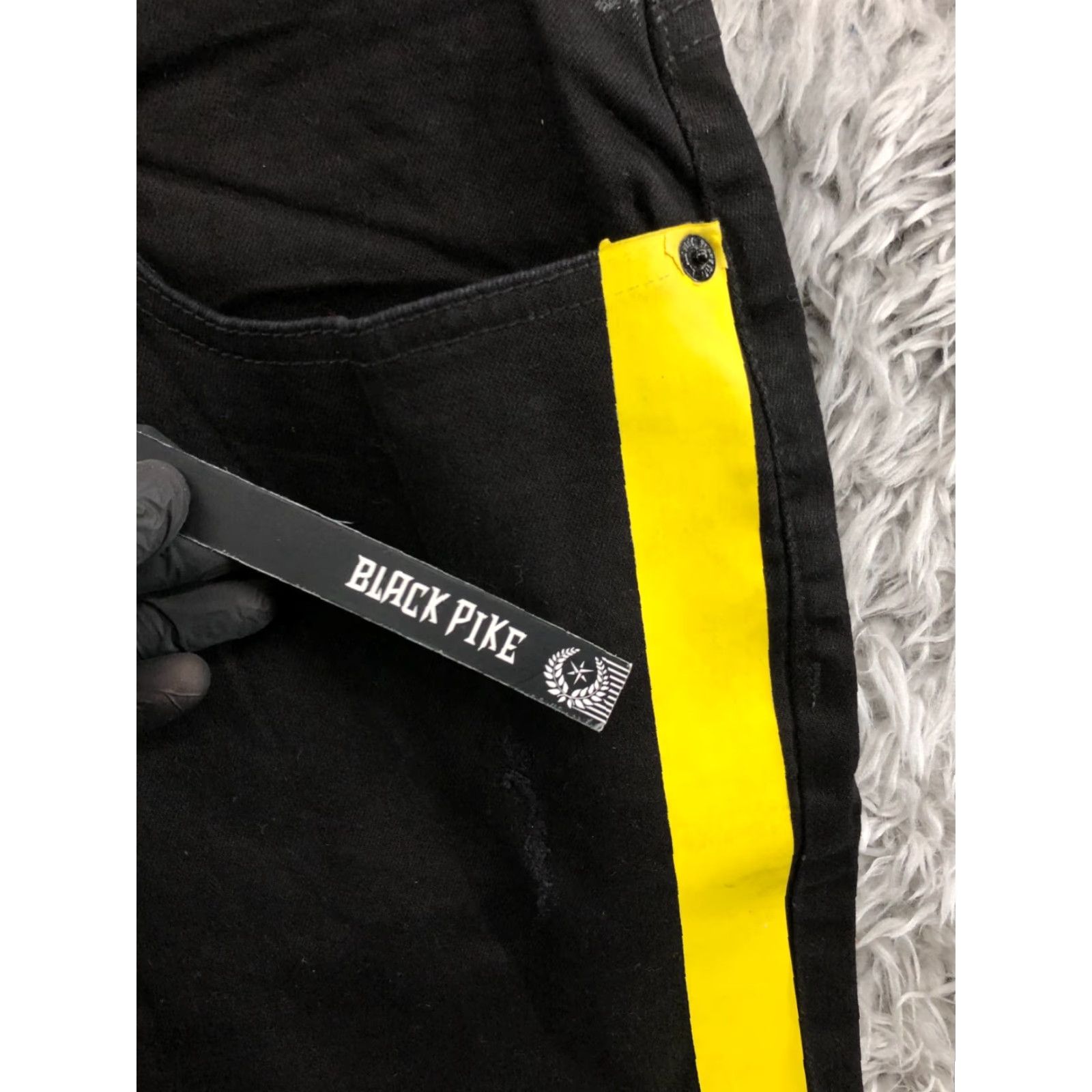 Vintage Black Pike Shorts Mens Size 32 Mid Rise Dark Wash Black Yellow Bermuda 5-Pocket Denim Cotton Blend Belt Loops Flat Front Regular Size US 32 / EU 48 - 3 Thumbnail