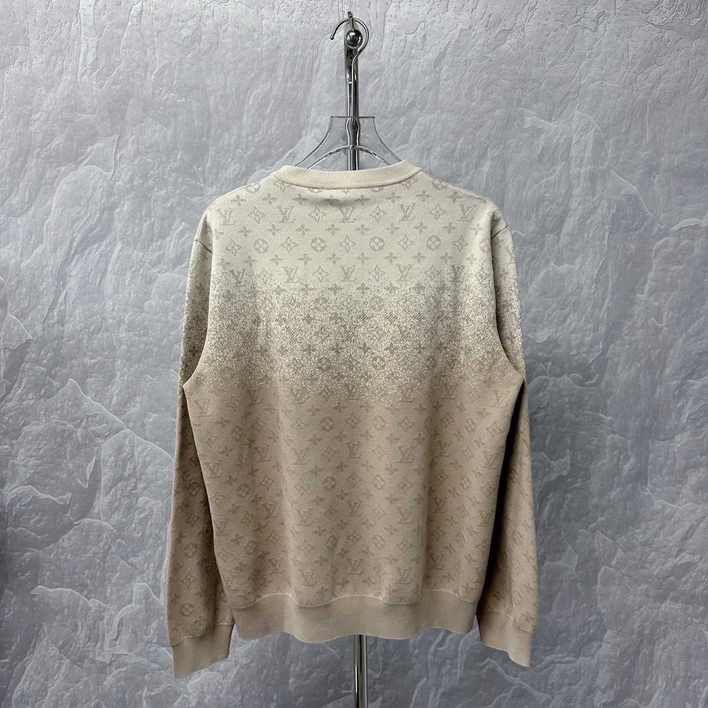 Louis Vuitton Louis Vuitton SS26 Gradient Monogram Sweatshirt Size US XL / EU 56 / 4 - 4 Thumbnail