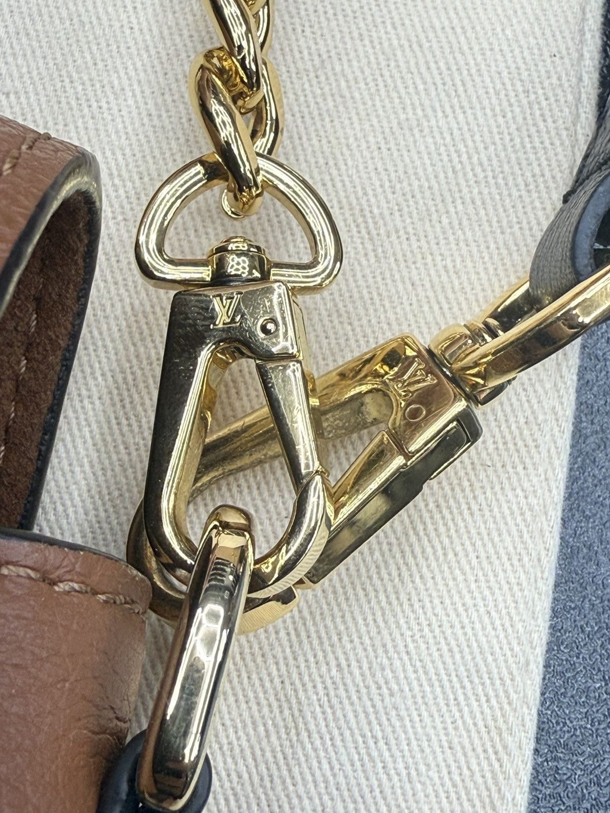 Louis Vuitton AUTHENTIC Louis Vuitton Lockme Tender Calfskin Leather Bag Size ONE SIZE - 19 Thumbnail
