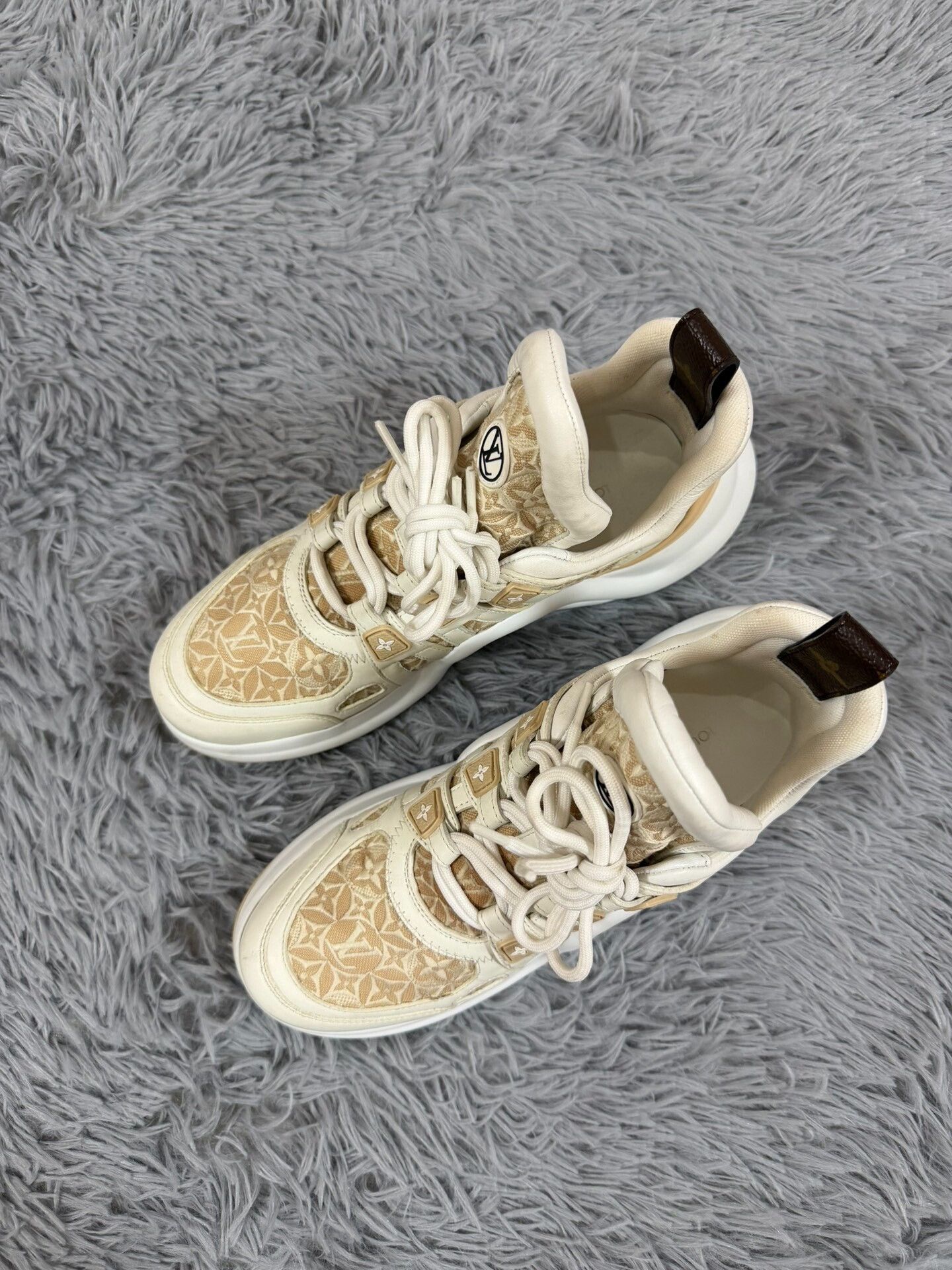 Louis Vuitton Louis Vuitton Beige Lowtop Sneakers us_9 Women Size US 9 / IT 39 - 1 Thumbnail