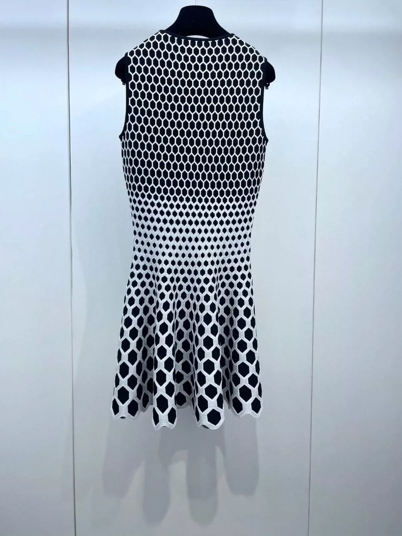 Alexander McQueen Alexander Mcqueen Black and white hexagonal pattern knitte Size XS / US 0-2 / IT 36-38 - 2 Thumbnail
