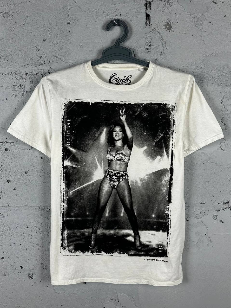 Band Tees × Rihanna × Vintage Rihanna 2012 Vintage T-Shirt Big Logo Size S Size US S / EU 44-46 / 1 - 1 Thumbnail