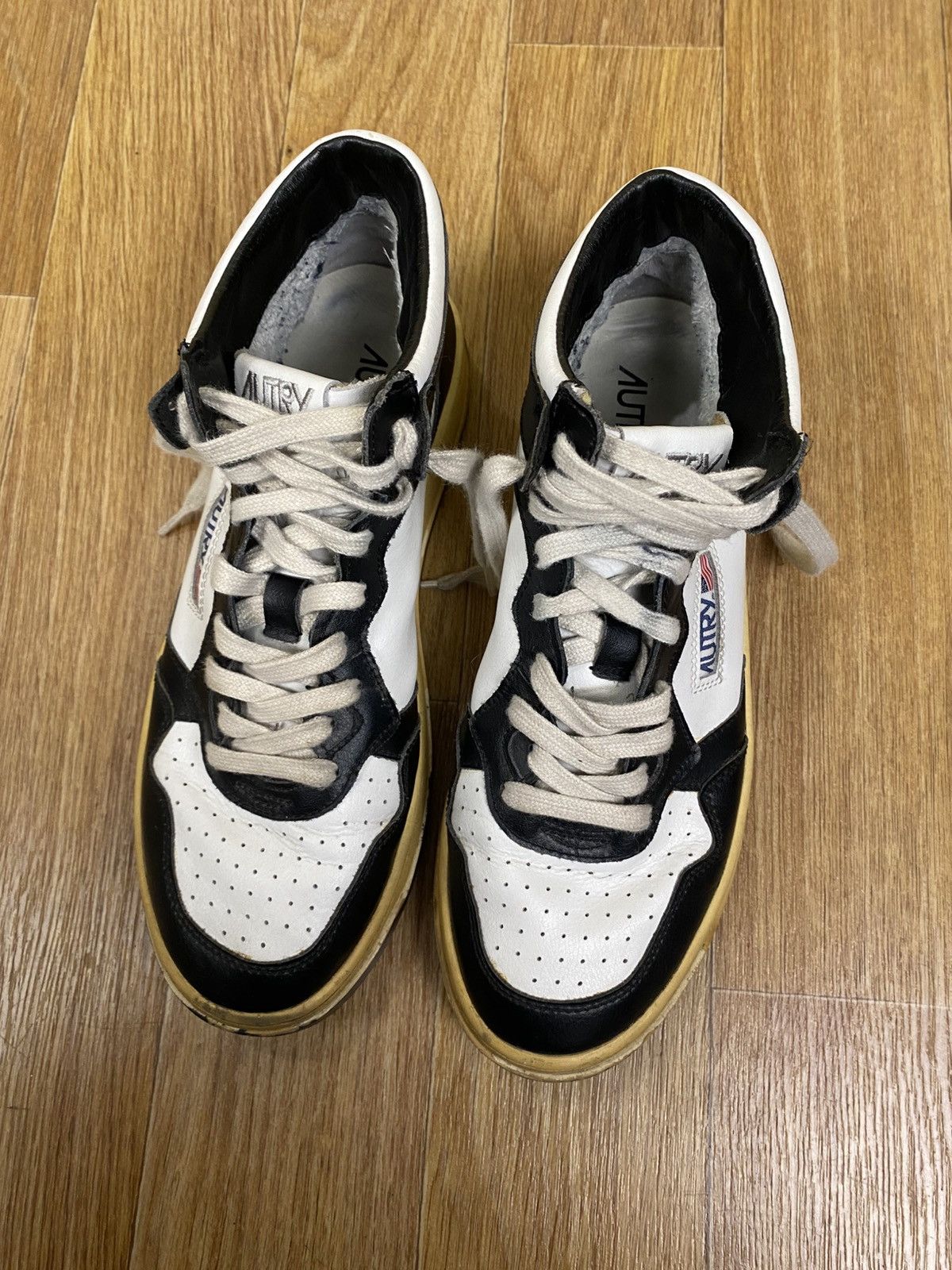 AUTRY Autry Medalist Black and White Mid Leather Sneakers Size: 42 Size US 9 / EU 42 - 6 Thumbnail
