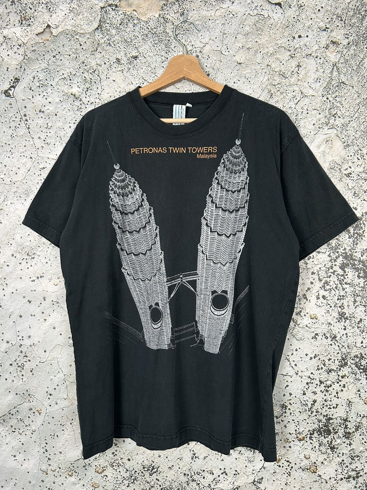 Vintage Vintage Petronas Twin Towers Malaysia Graphic Tee Rare Size US L / EU 52-54 / 3 - 1 Thumbnail