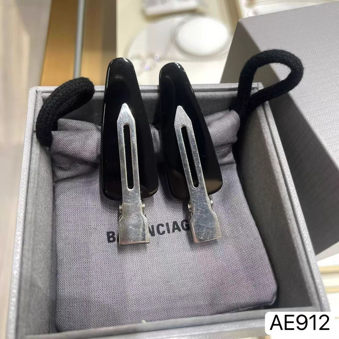 Balenciaga Balenciaga hair clip very new box dust bag AE912 Size ONE SIZE - 5 Thumbnail