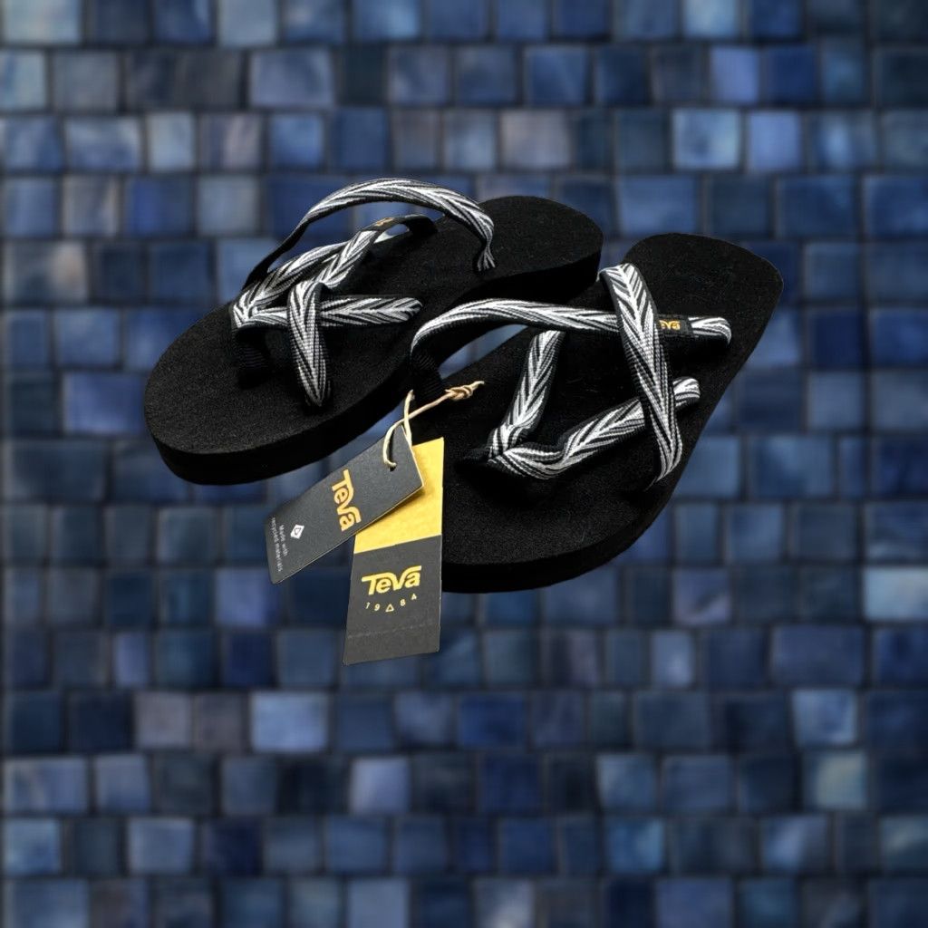 Teva Teva Olowahu Palms Sandal Women’s Size 5 Black Flip Flops Summer NEW Size US 5 / IT 35 - 1 Thumbnail