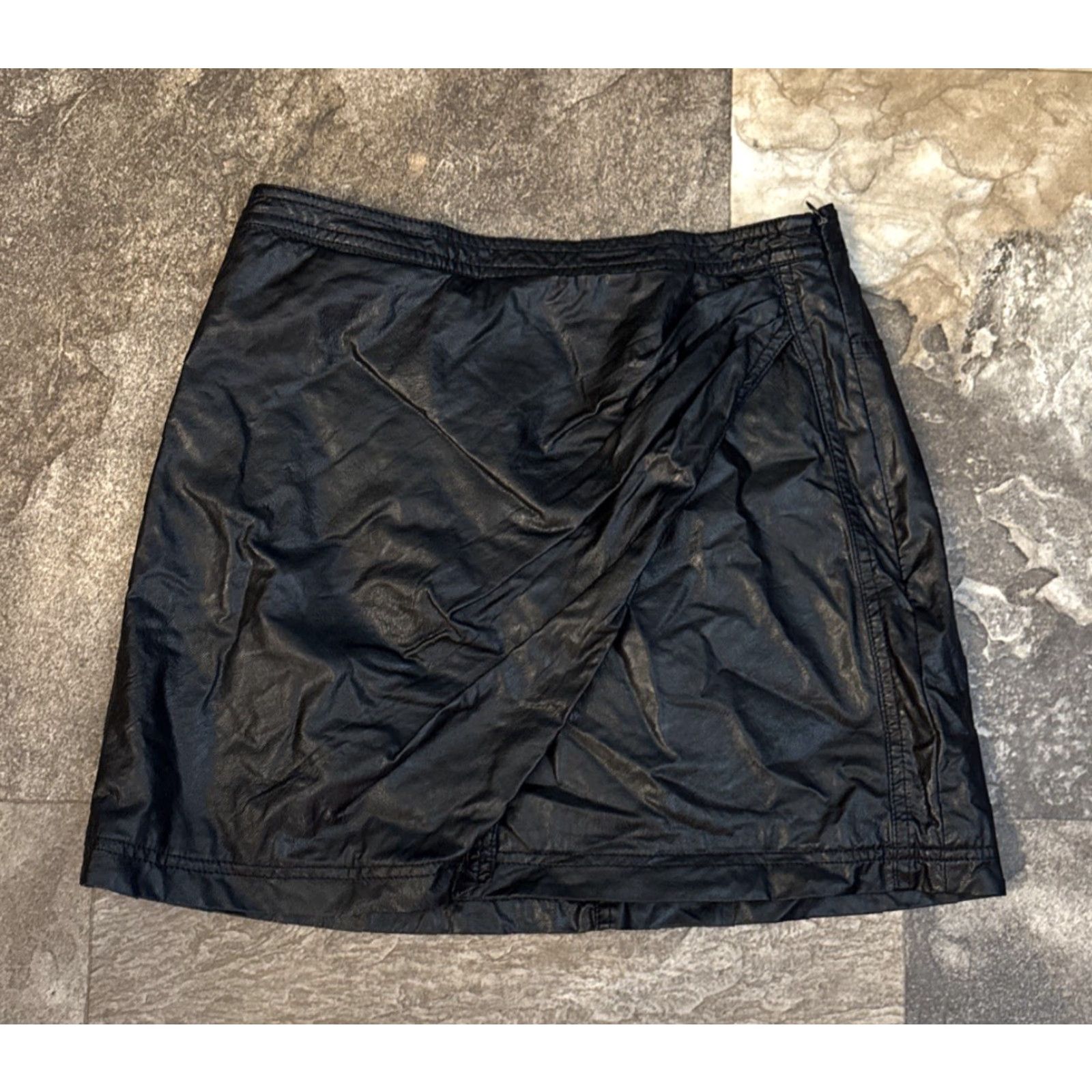 Free People Free People Skirt Mini Black Sz 6 W28 Lined Pleather Faux Leather Side Zip 16" Length Party/Cocktail Casual Womens Size 28" / US 6 / IT 42 - 2 Thumbnail