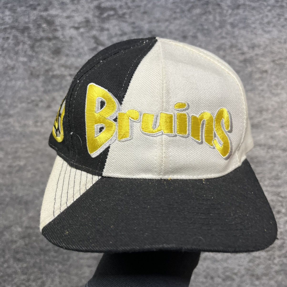 NHL VINTAGE 90s BOSTON BRUINS EMBROIDERED NHL SNAPBACK HAT Size ONE SIZE - 2 Thumbnail