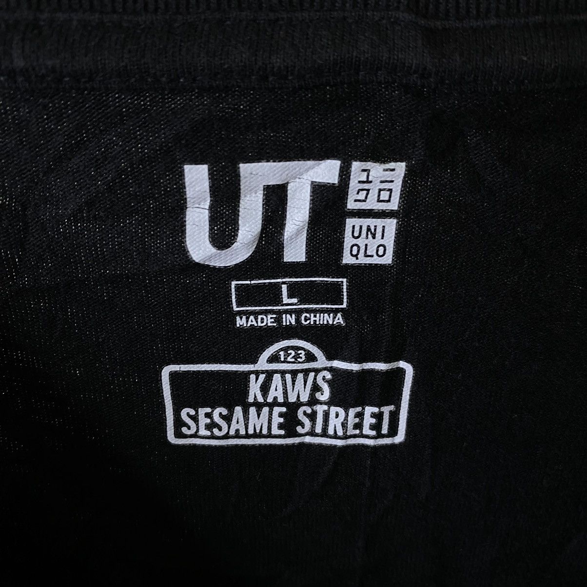 Kaws × Uniqlo Kaws x Sesame Street x Uniqlo UT Collaboration Tee Size US L / EU 52-54 / 3 - 3 Thumbnail