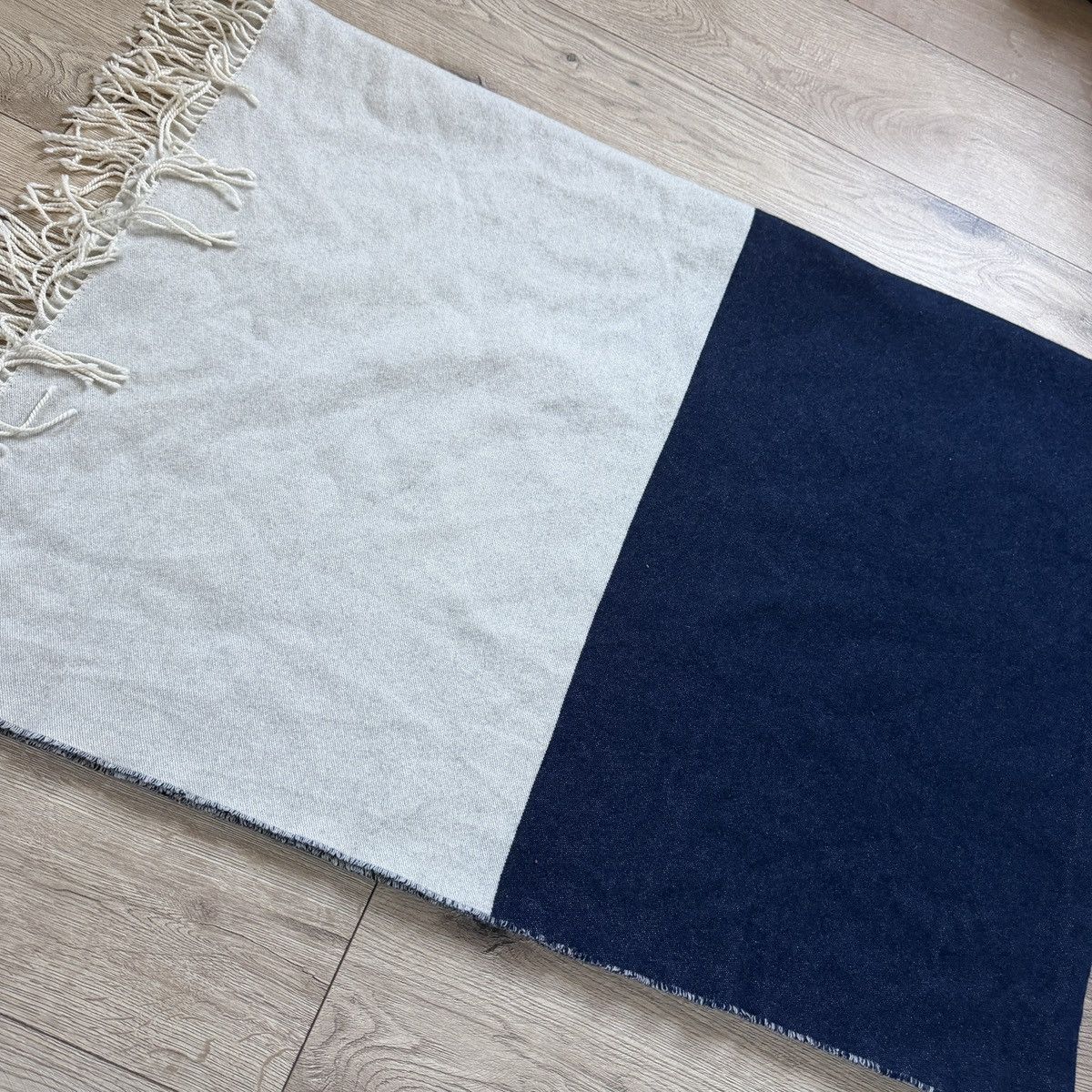 Chanel CHANEL SHAWL Wool/Cashmere 100% Authentic Large Scarf Size ONE SIZE - 4 Thumbnail
