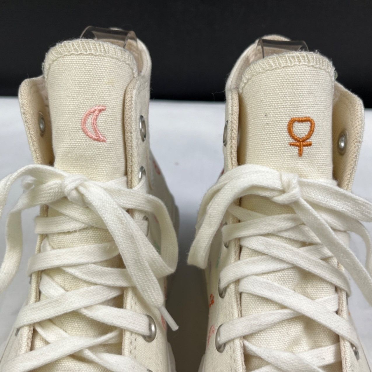 Converse Cuck Taylor Women's White Shoes/Sneakers Sz 5 SKU 4