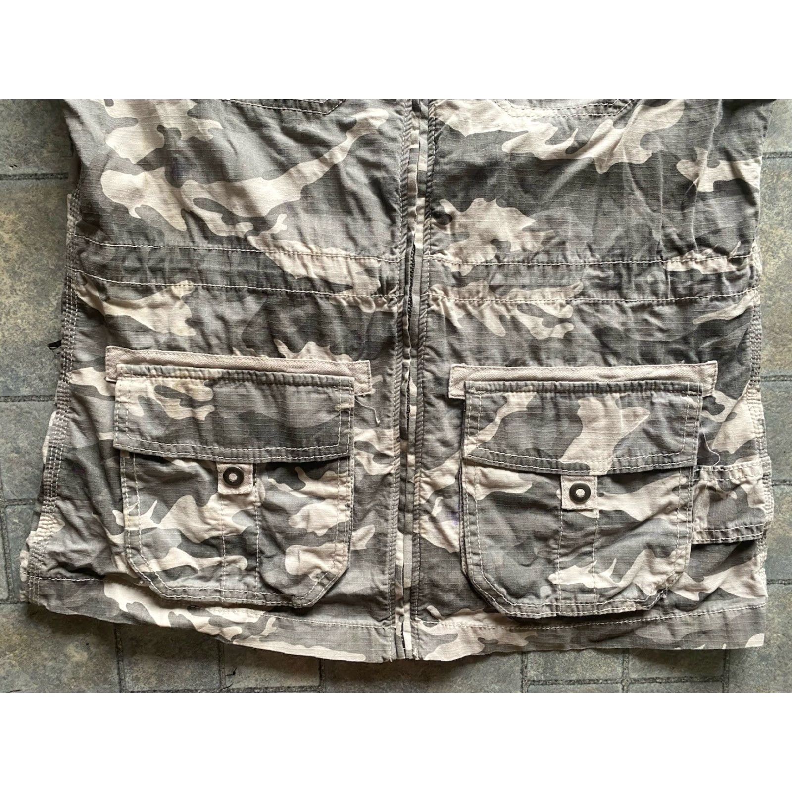 Carhartt Carhartt Vest Camouflage Utility Cotton Zip Pockets Full Zip Lightweight Casual Travel Workwear Women's Small Gray 101110 050 Flaws Wear Size S / US 4 / IT 40 - 2 Thumbnail
