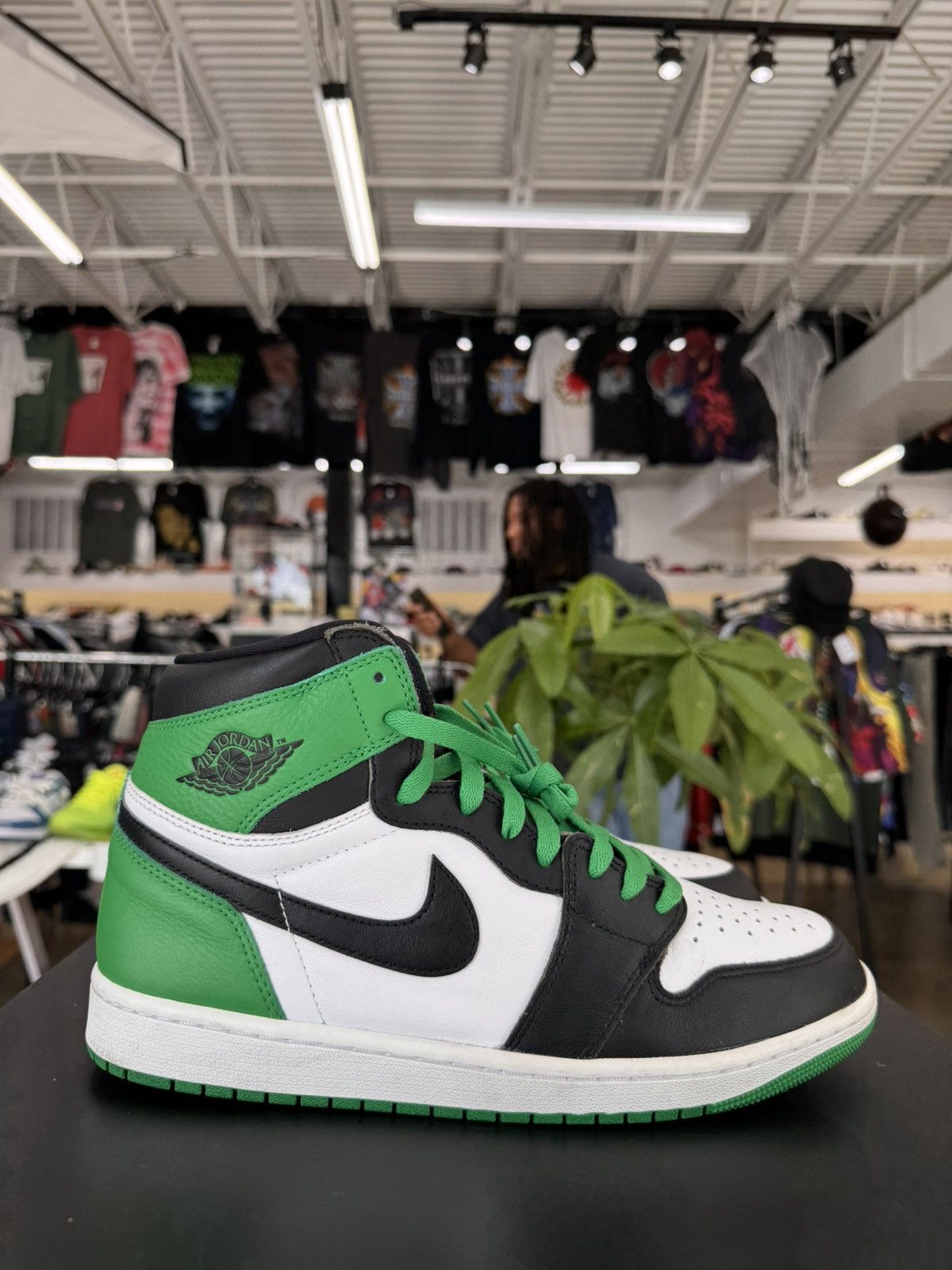 Jordan Brand Air Jordan 1 Lucky Green Size 11 (2023) Size US 11 / EU 44 - 6 Thumbnail
