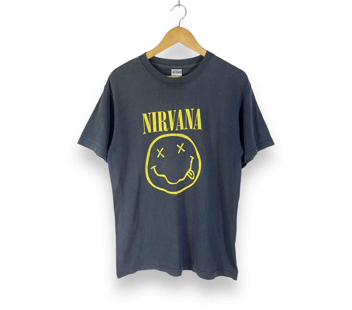 Band Tees Vintage 1992 Nirvana Smiley Fades Tshirt Size US M / EU 48-50 / 2 - 1 Thumbnail