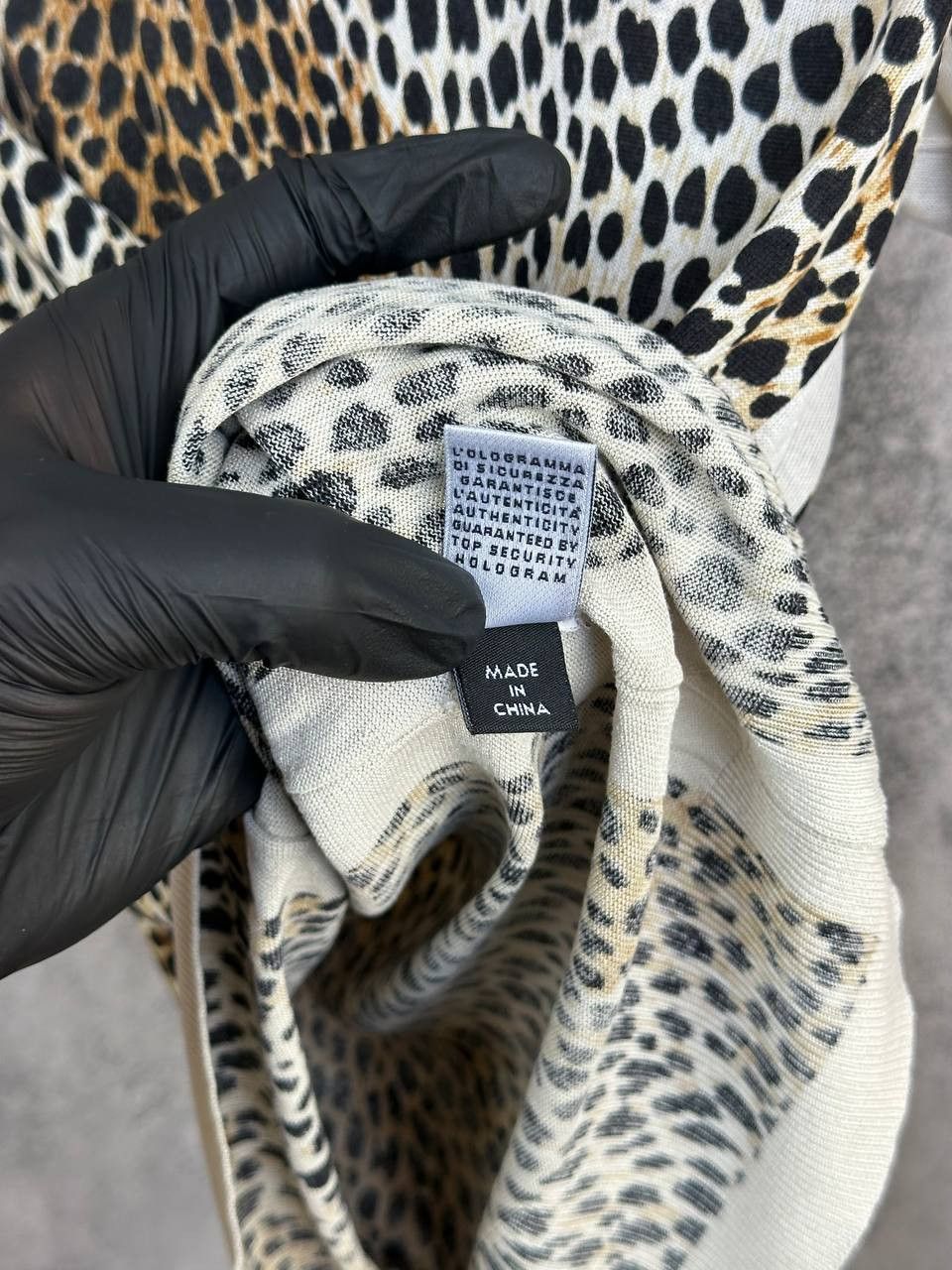 Dolce & Gabbana Dolce & Gabbana Y2k Leopard Top V-Neck Silk Sweater 2000s LS Size S / US 4 / IT 40 - 15 Thumbnail