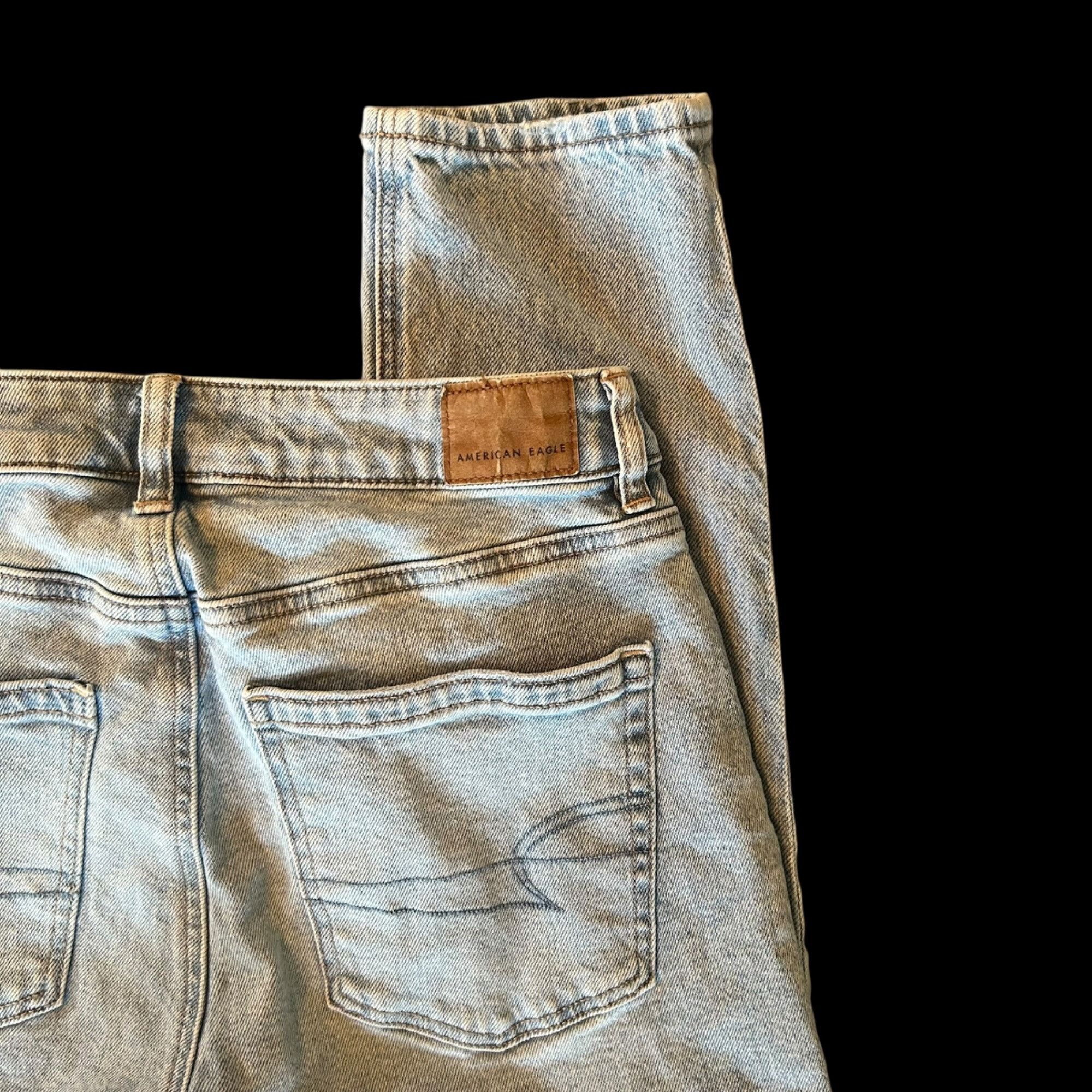 American Eagle Outfitters American Eagle Light Wash High Rise Strigid Mom Denim Jean 2 Size 27" / US 4 / IT 40 - 4 Thumbnail