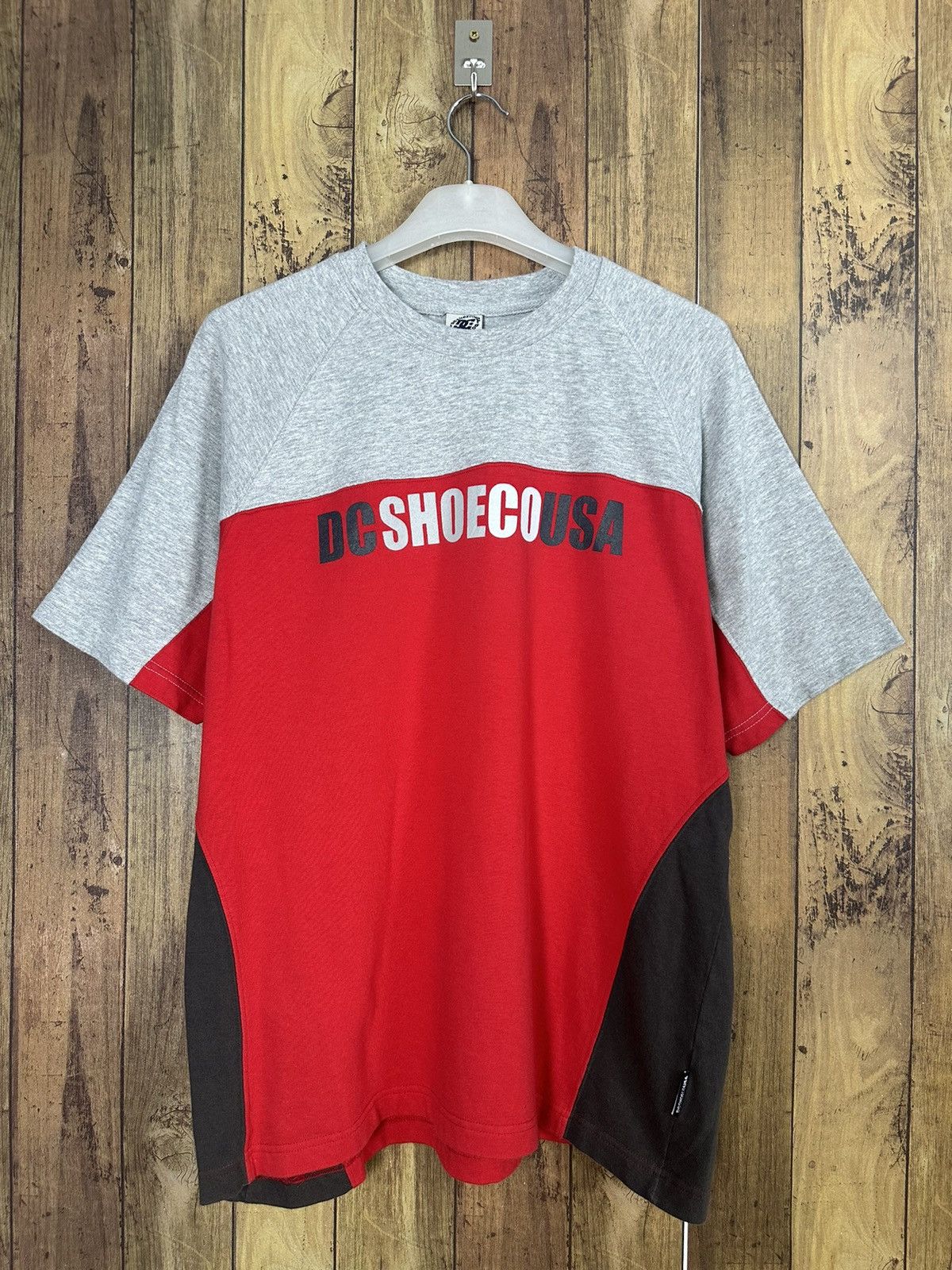 DC Vintage Dc Shoe Co Usa Spellout Tshirt A393 Size US M / EU 48-50 / 2 - 1 Thumbnail