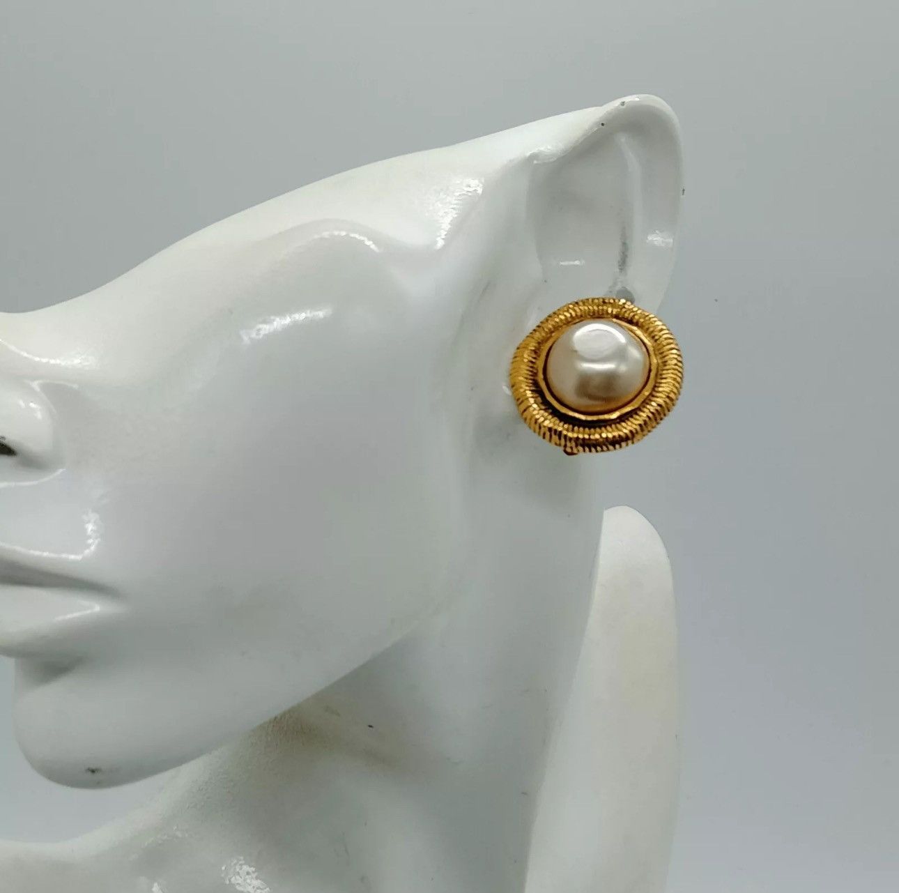 Chanel Chanel Earring Gold Whites Luxury Brand in Mint Condition Size ONE SIZE - 9 Thumbnail