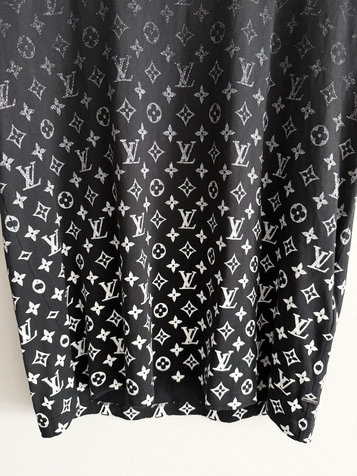 Louis Vuitton STEAL! Louis Vuitton Gradient Monogram Tee (L) Size US L / EU 52-54 / 3 - 3 Thumbnail