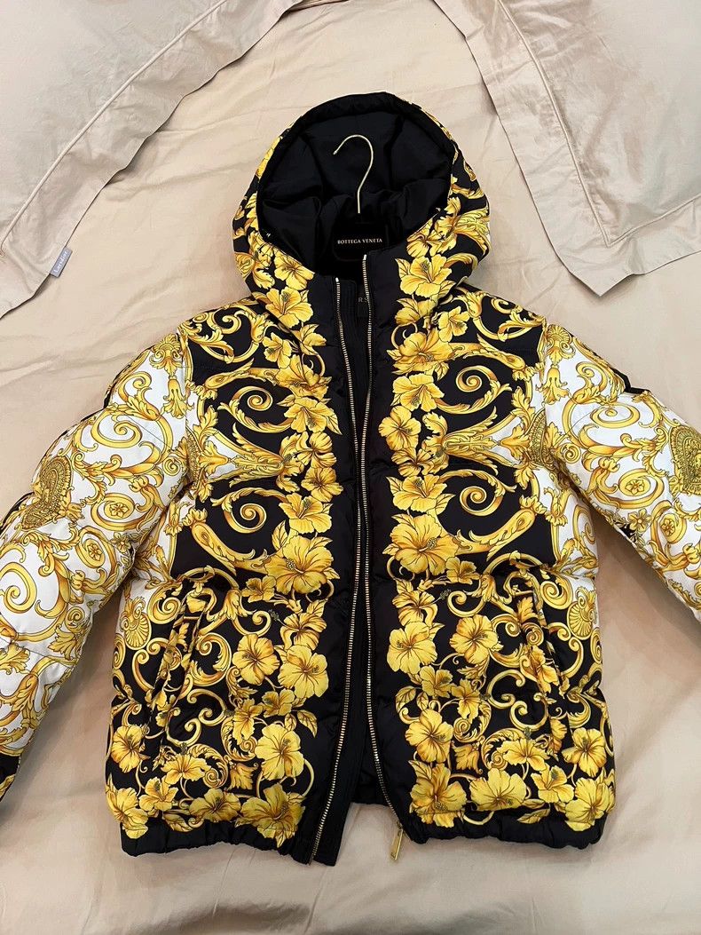 Versace Versace Full logo classic baroque style black and gold col Size US S / EU 44-46 / 1 - 1 Thumbnail