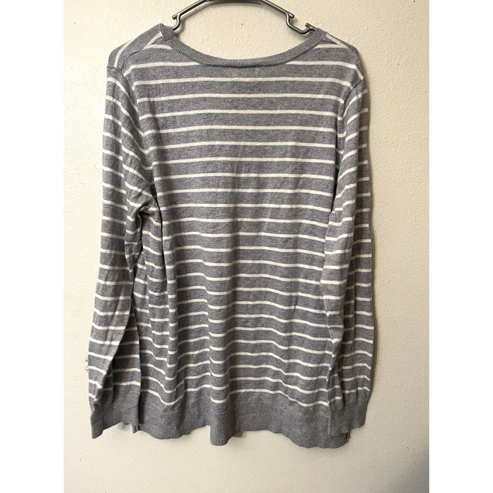 Old Navy Old Navy Womens Pullover Sweater Size XXL Gray White Striped LS V-Neck Size XXL / US 16-18 / IT 52-54 - 3 Thumbnail