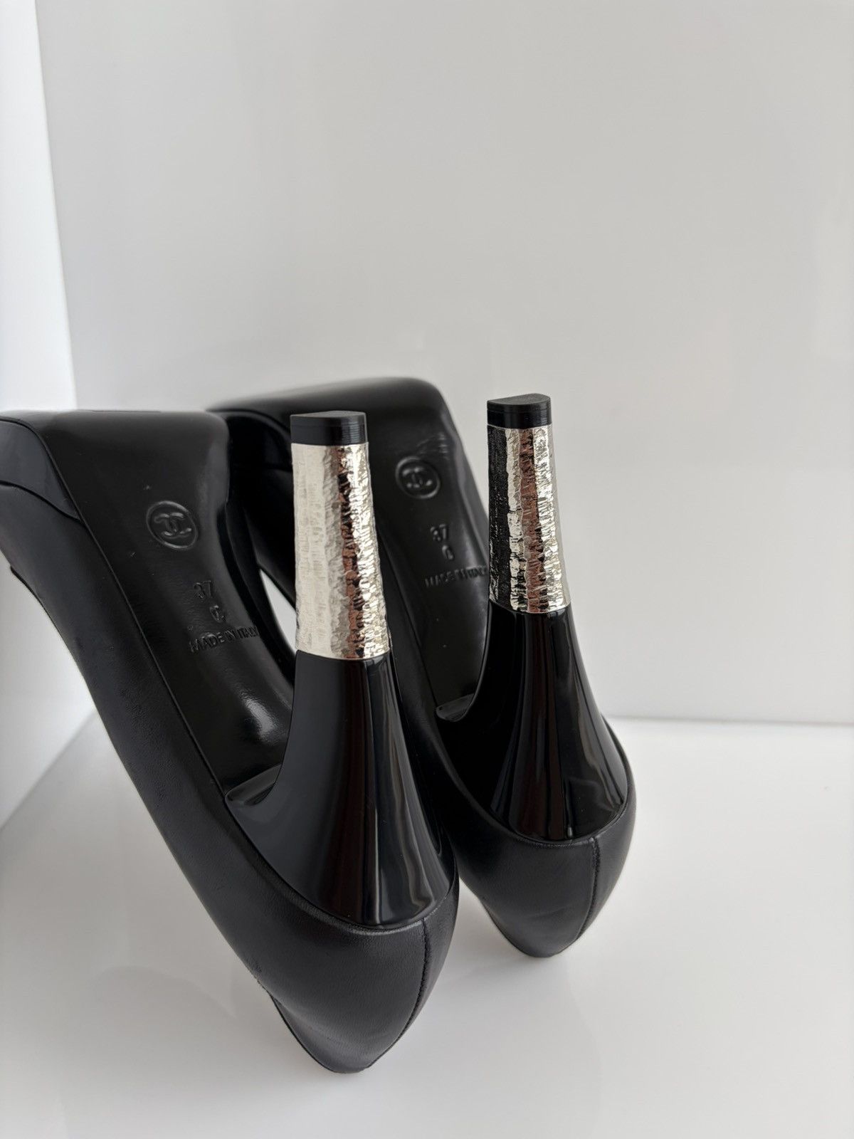 Chanel Chanel CC Logo Leather And Patent Cap Toe Heels Size 37C Size US 7 / IT 37 - 11 Thumbnail