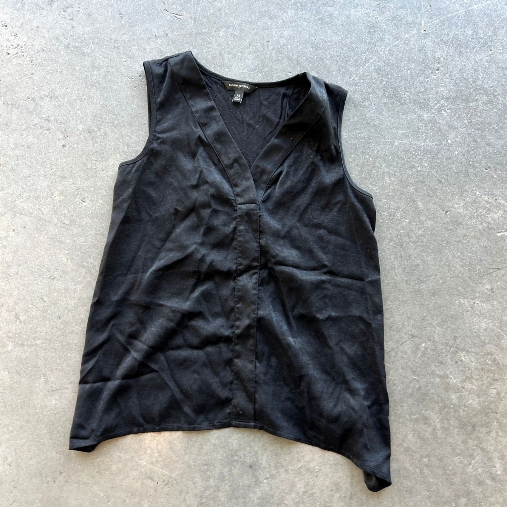 Banana Republic VINTAGE Banana Republic V-Neck Blouse Top Women's XS Black Asymmetric Hem Shirt Sleeveless Relaxed Short Sleeve? Size XS / US 0-2 / IT 36-38 - 2 Thumbnail
