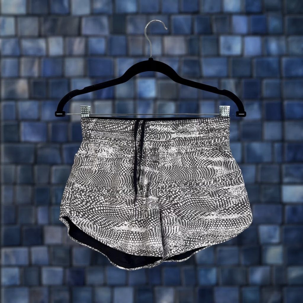 Lululemon VINTAGE Lululemon Shorts Womens 2 Black High Rise Reversible Geometric Running Athletic Size 26" / US 2 / IT 38 - 1 Thumbnail