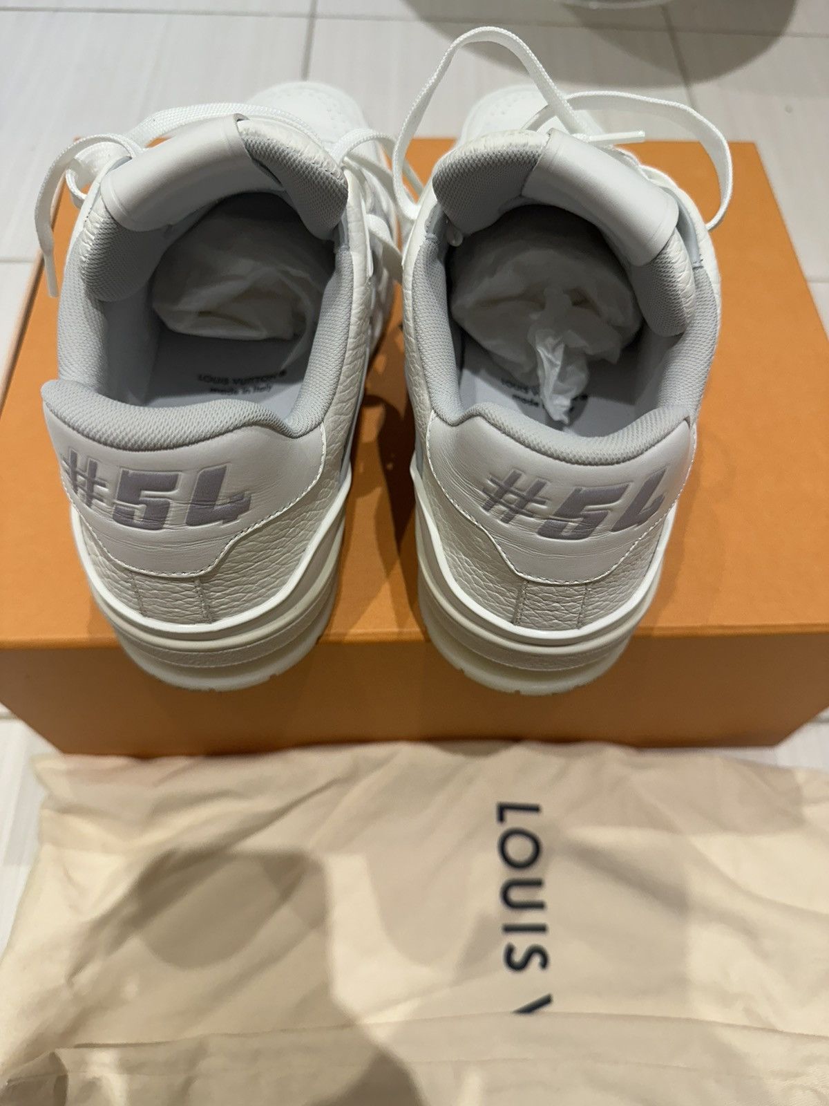 Louis Vuitton Louis Vuitton White & Grey ‘LV Sneaker’ Size US 7 / EU 40 - 22 Thumbnail