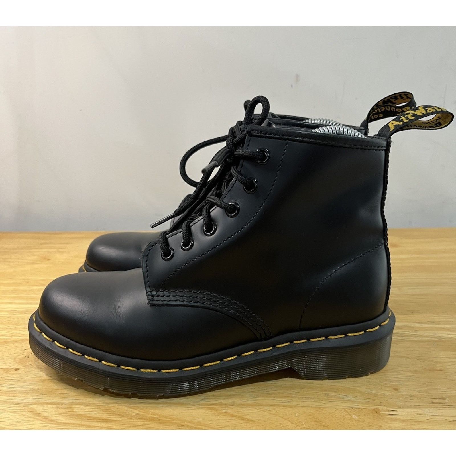 Dr. Martens Dr Martens NWOT 101 Smooth Leather Ankle Boot Sz 5 Size US 5 / IT 35 - 1 Thumbnail