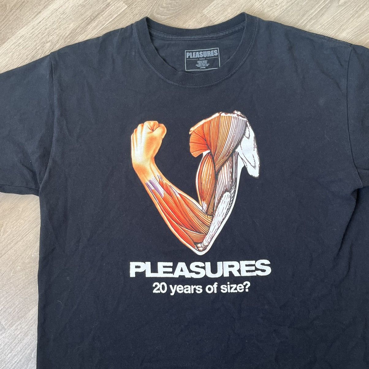 Pleasures × Rap Tees Pleasures Muscle 20 years of size black shirt Size US L / EU 52-54 / 3 - 2 Thumbnail