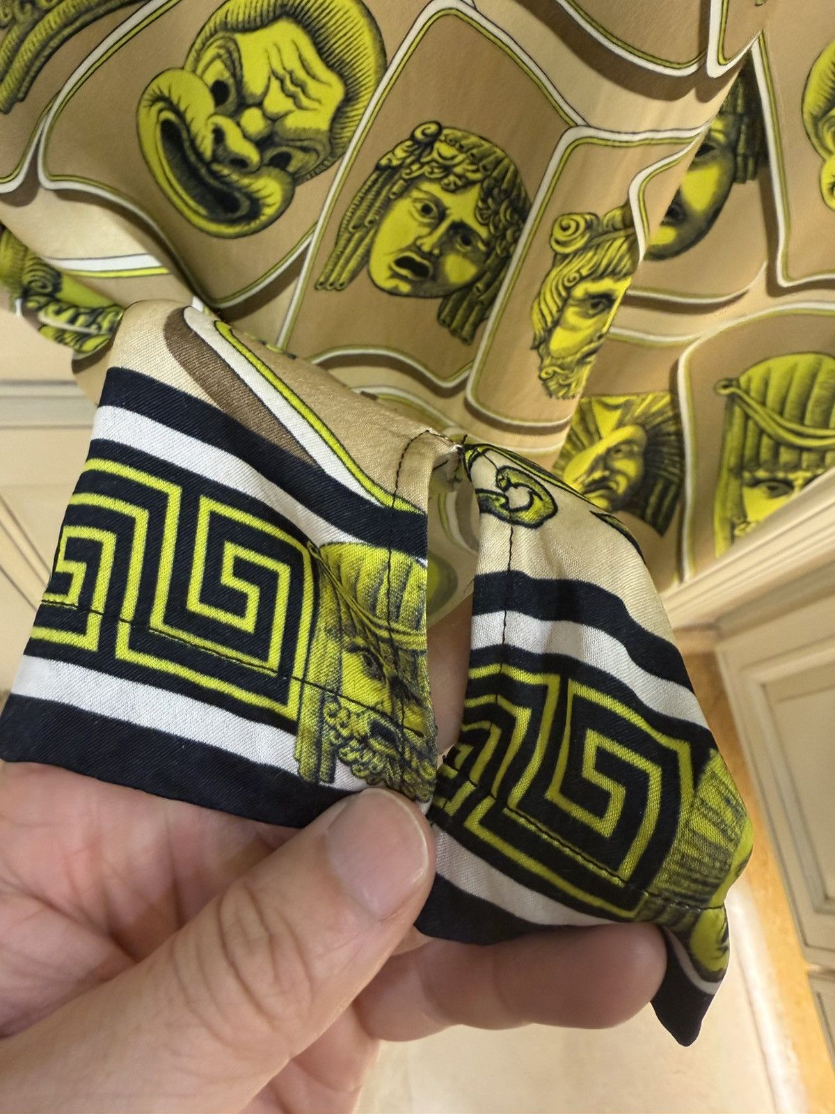 Versace Le Maschere print Shirt size46 Size US S / EU 44-46 / 1 - 14 Thumbnail