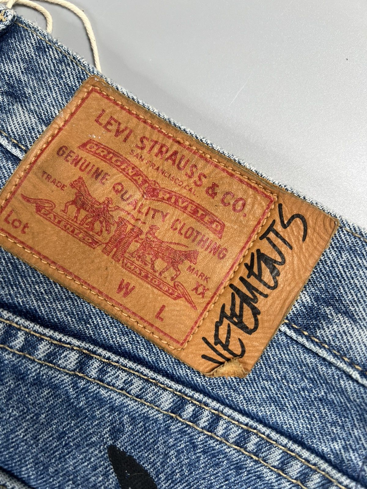 Levi's × Vetements Vetements A/W 19 Tribal & Stickers Patchwork Jeans Size US 29 - 22 Thumbnail