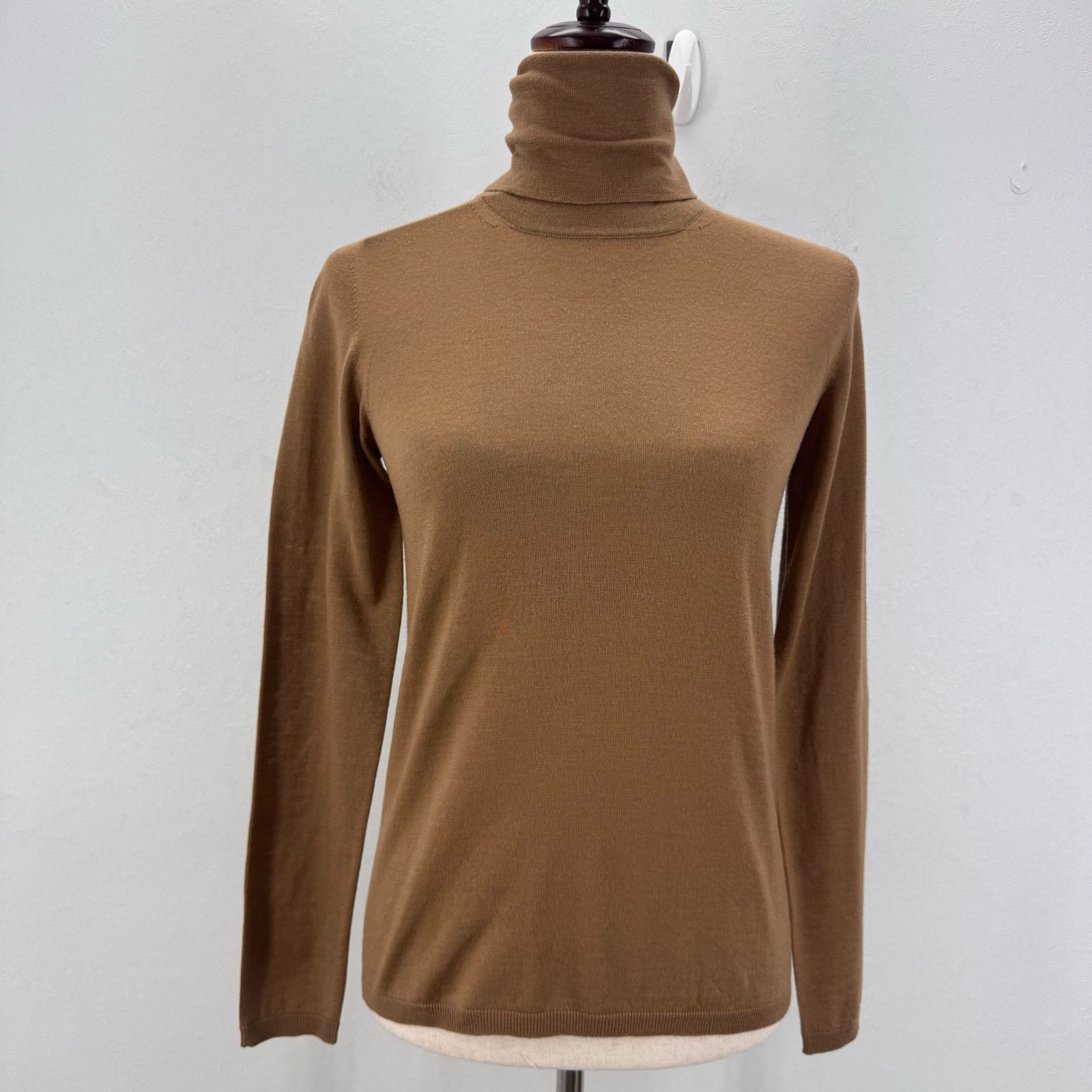 Max Mara NMax Mara Saluto Virgin Wool Turtleneck Sweater sz S Camel Size S / US 4 / IT 40 - 4 Thumbnail