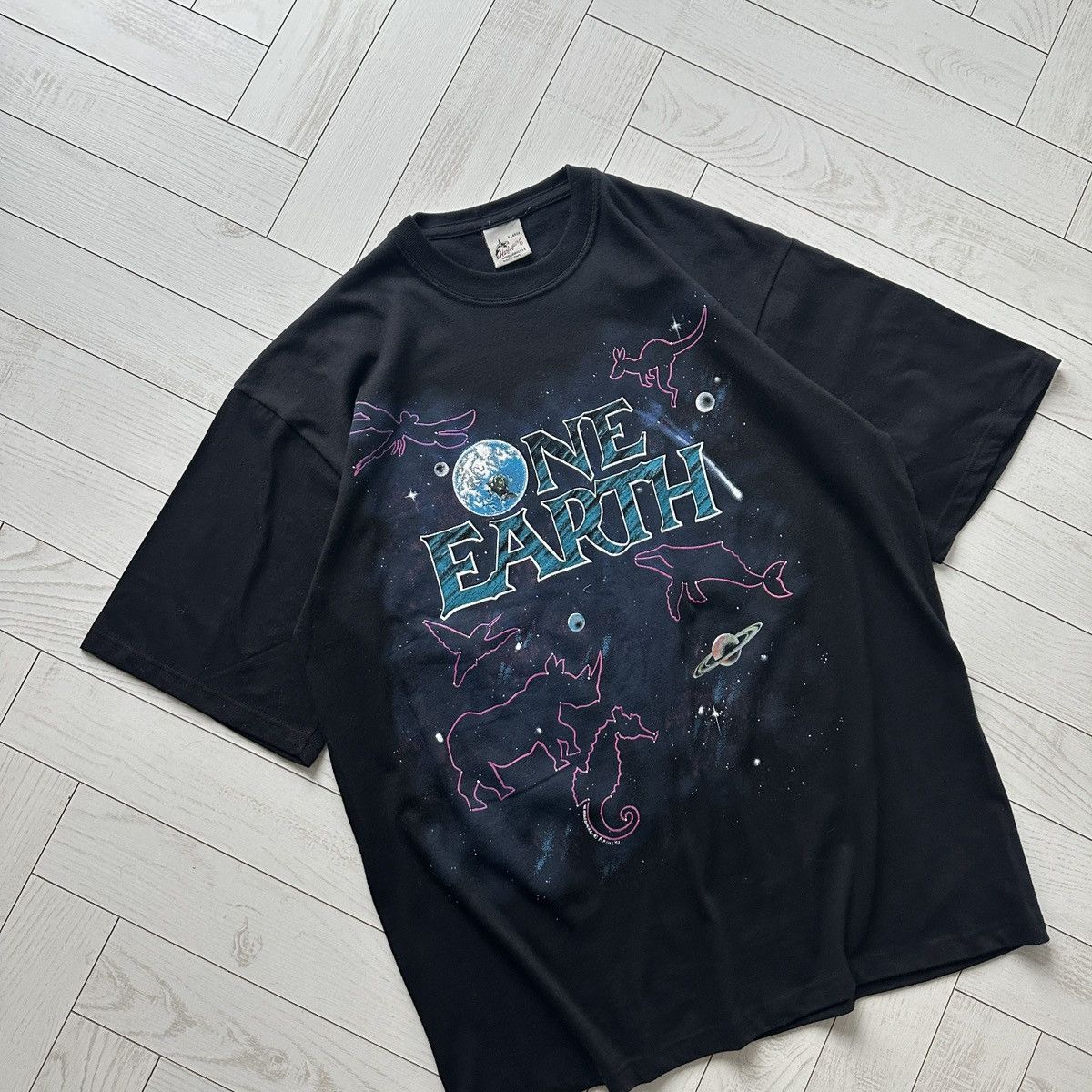 The Mountain Vintage 90s Harlequin One Earth One Chance AOP tee Cosmos og Size US XL / EU 56 / 4 - 5 Thumbnail