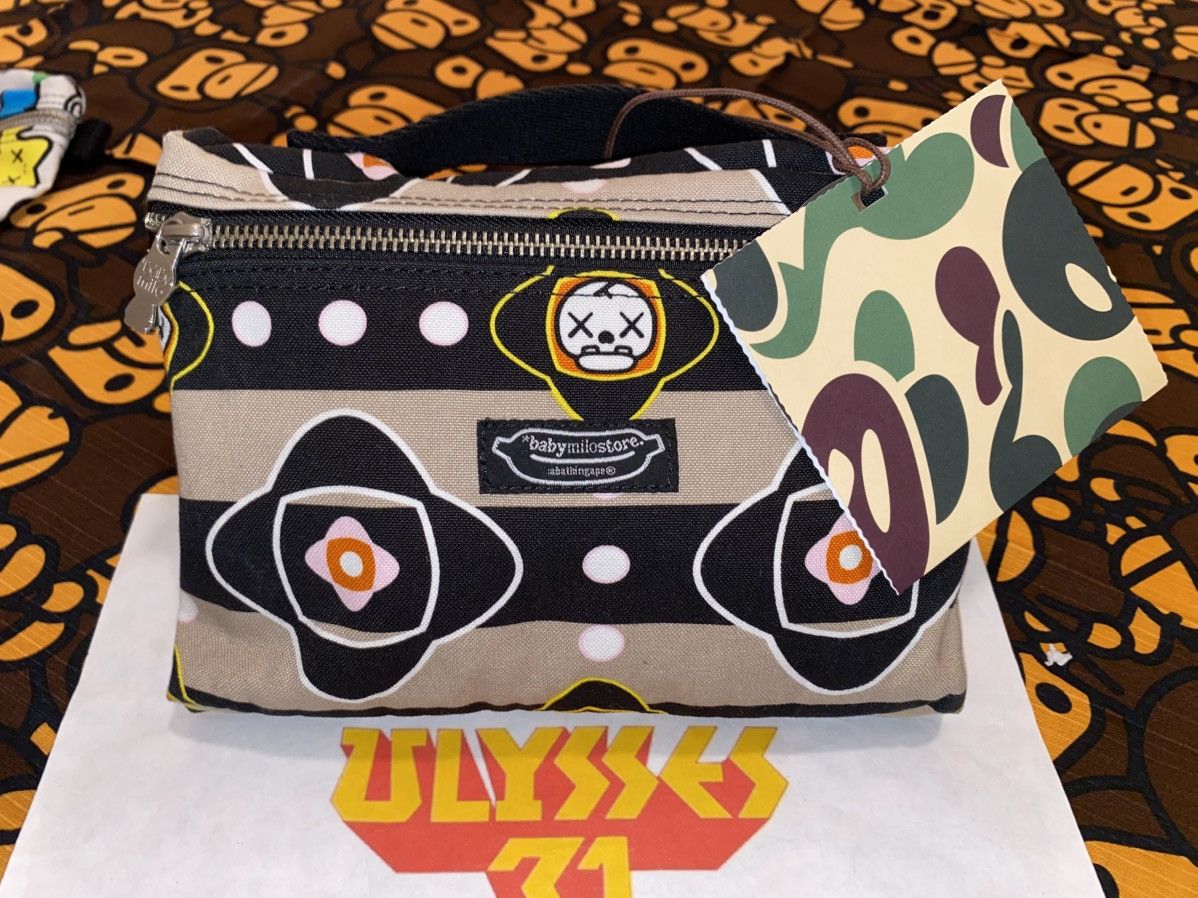 新品 KAWS × BAPE cloud camo green ポーチ 新品 KAWS × BAPE cloud camo green ポーチ メンズ