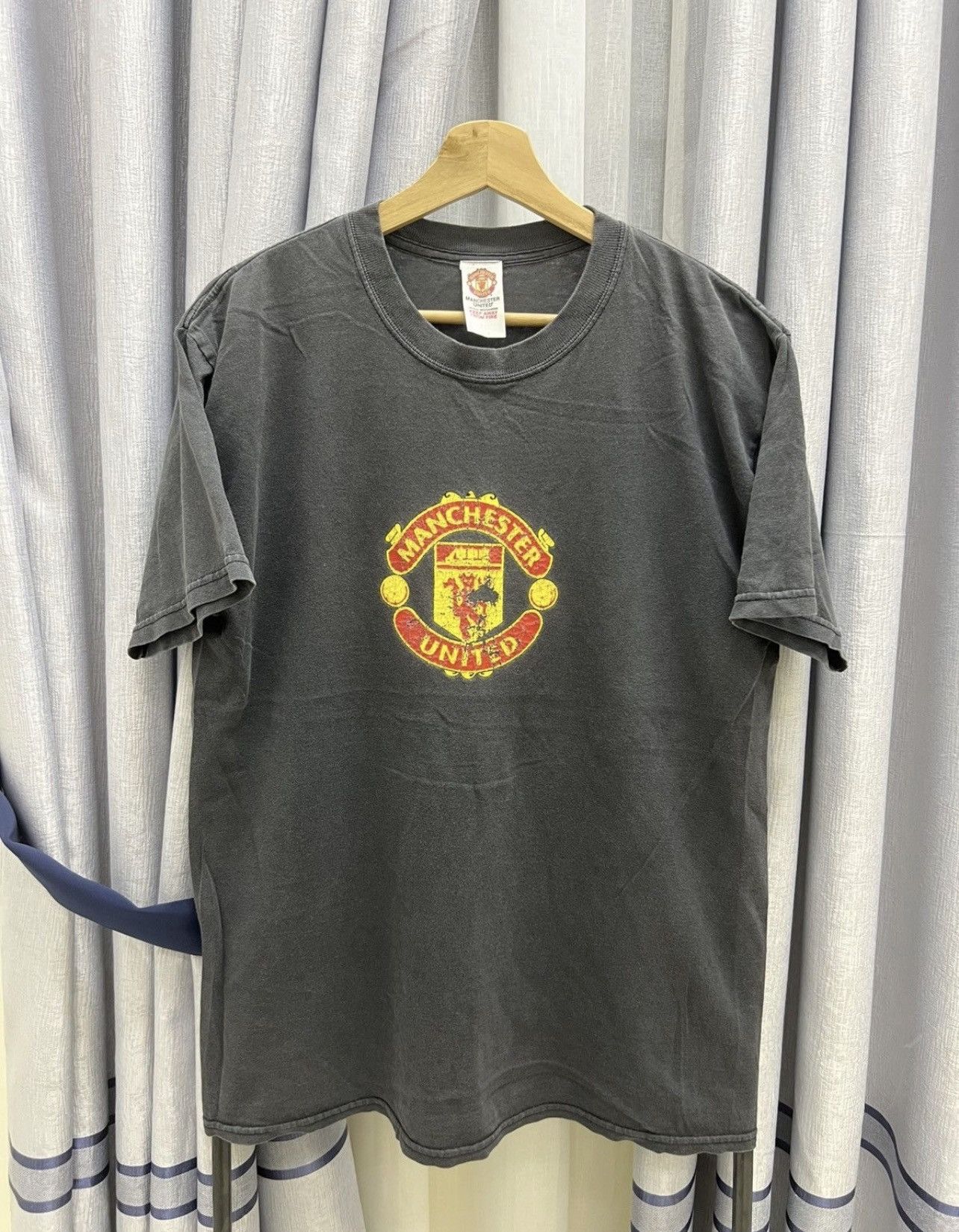 Vintage Vintage Faded Manchester United Logo Tshirt Man U Size US L / EU 52-54 / 3 - 1 Thumbnail