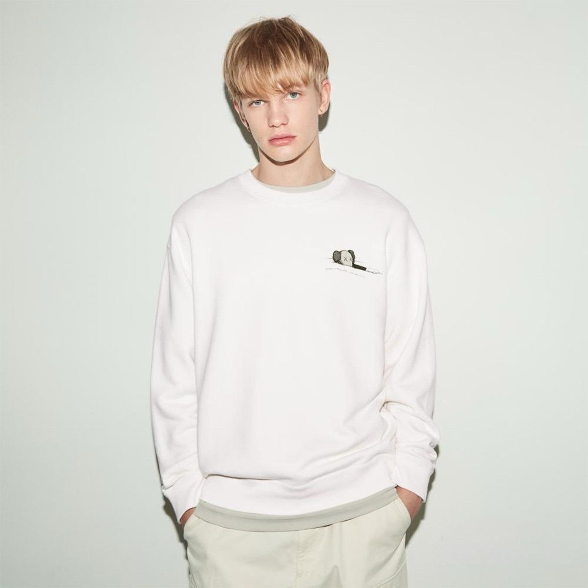 Kaws Uniqlo X Kaws Sweatshirt Size US M / EU 48-50 / 2 - 3 Thumbnail