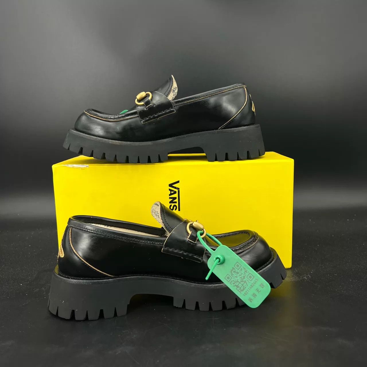 Gucci Gucci Bee Embroidered Loafer 37.5 2-3 wears near new Size US 7 / IT 37 - 2 Thumbnail