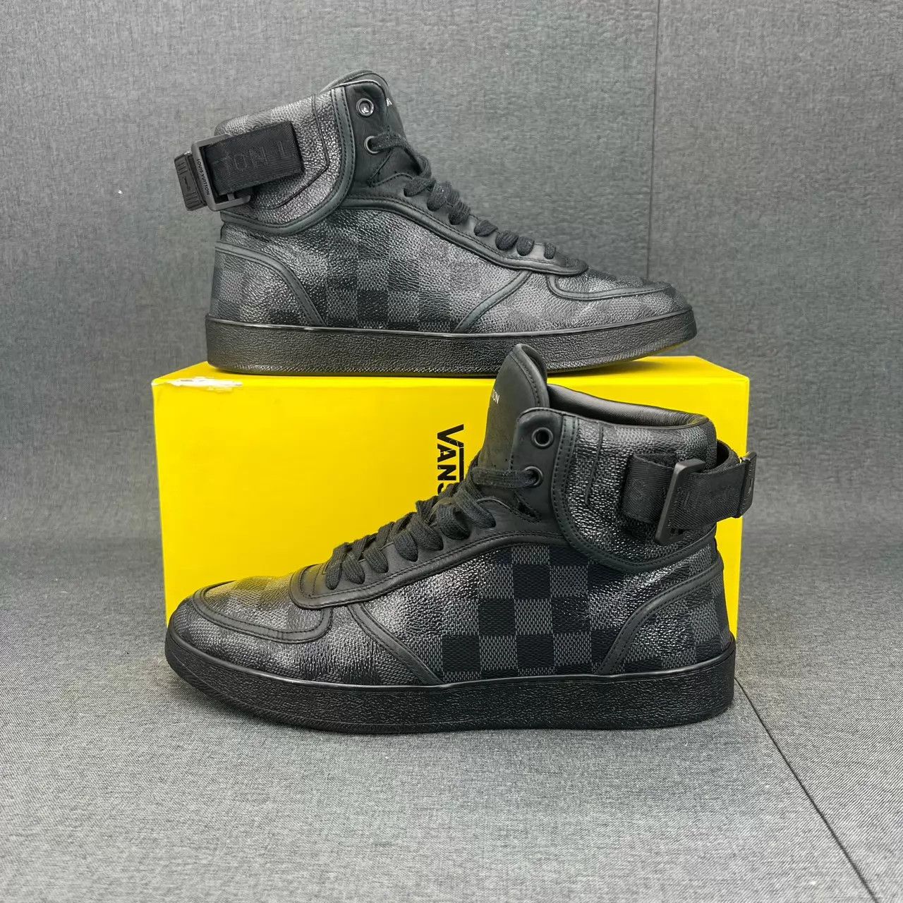 Louis Vuitton LV Rivoli Damier Black & Gray Size 7 Mint Size US 7 / EU 40 - 3 Thumbnail