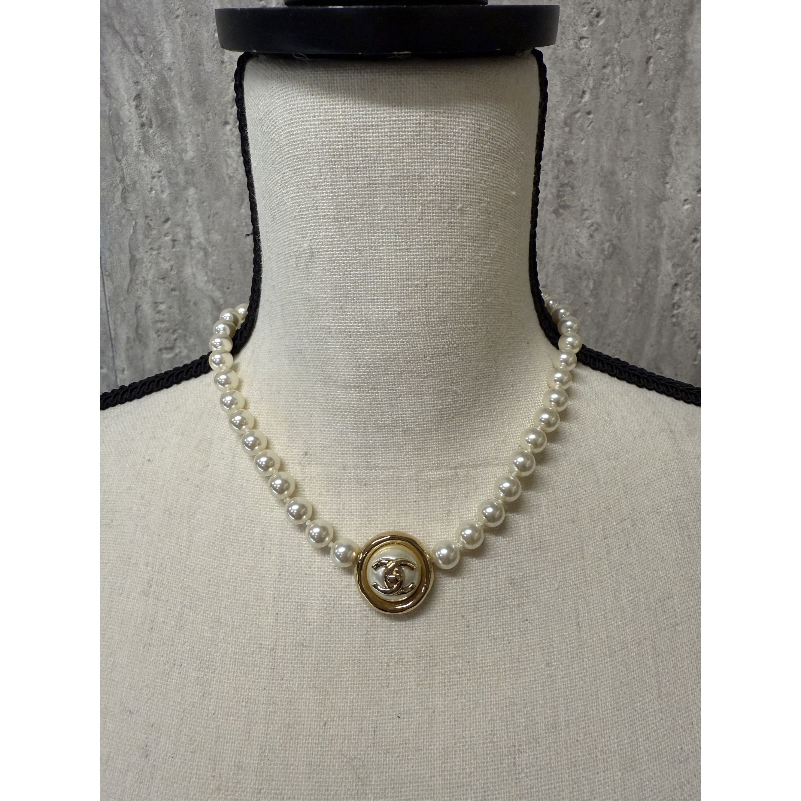 Chanel Chanel Gold-Tone Pearl Necklace With CC Logo Pendant & Adjus Size ONE SIZE - 9 Thumbnail