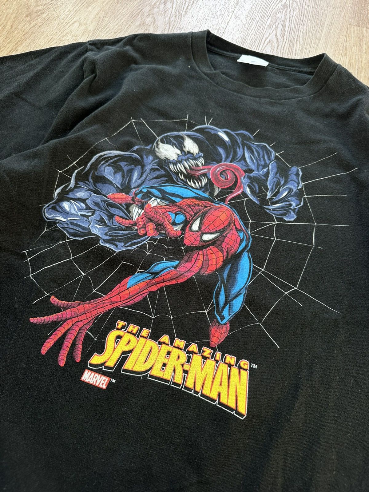 Vintage Vintage Marvel Spiderman vs Venom Japan Tshirt Size US L / EU 52-54 / 3 - 4 Thumbnail