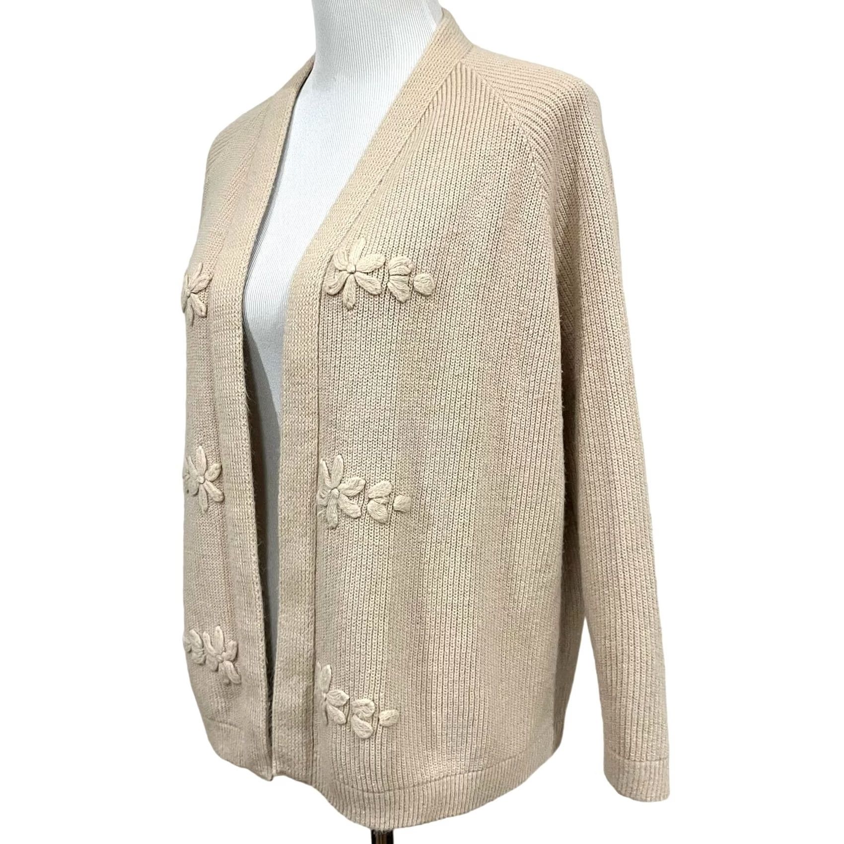 Vintage VINTAGE Rosalee Cardigan Sweater Women Beige Flowers 24" Chest 22" Length 13.5" Sleeve M Adults Womens Size M / US 6-8 / IT 42-44 - 3 Thumbnail